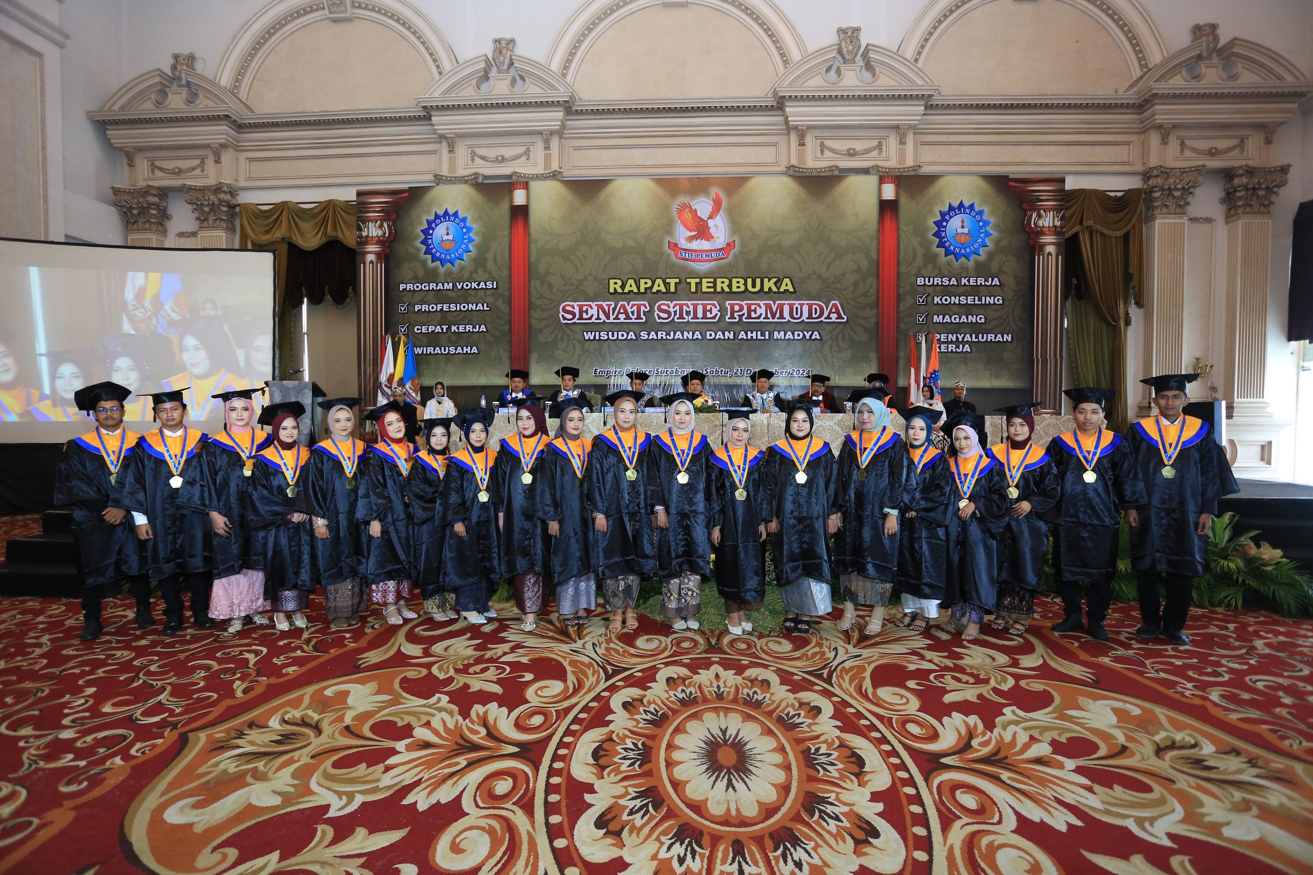 d3 baris 1 wisuda