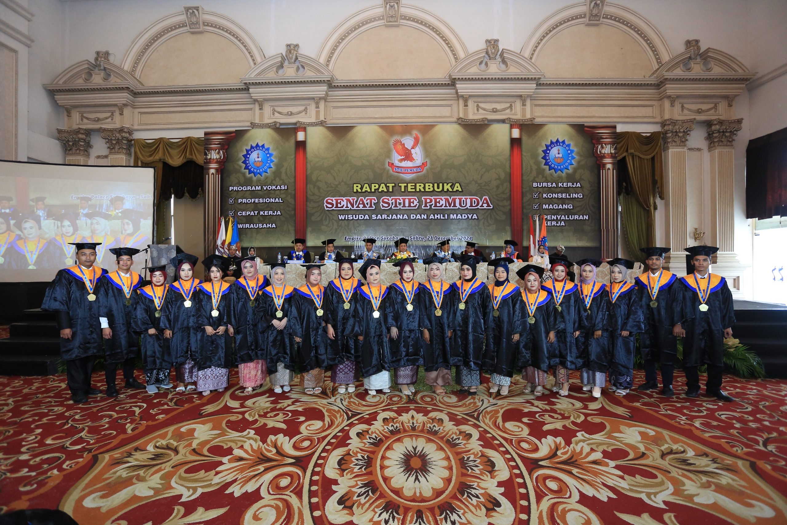 d1 baris 2 wisuda