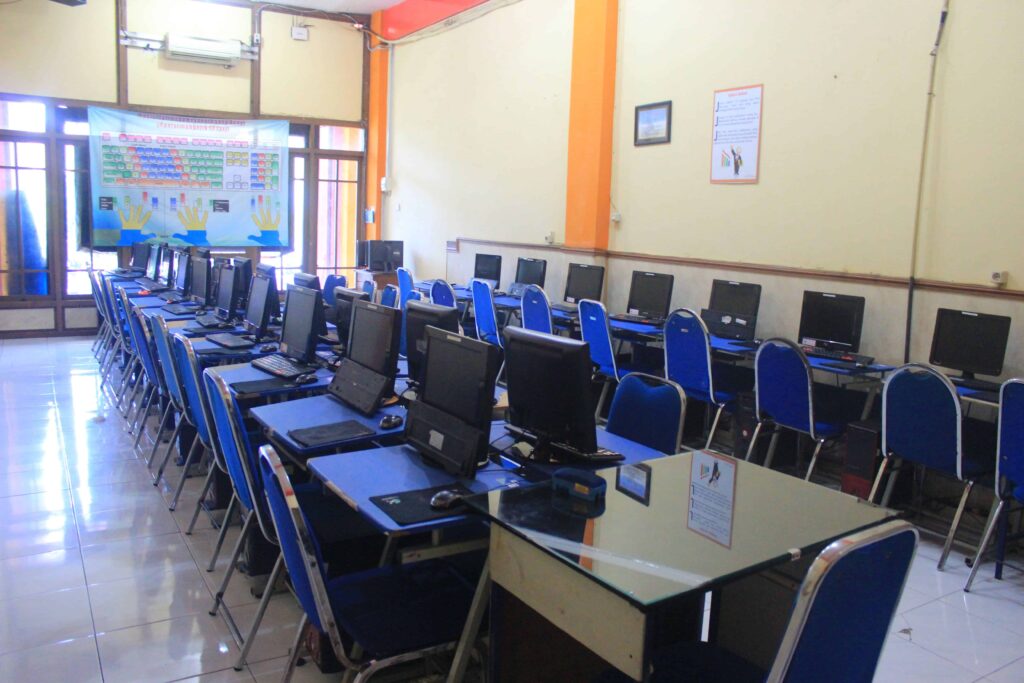 Lab Komputer STIE Pemuda Surabaya