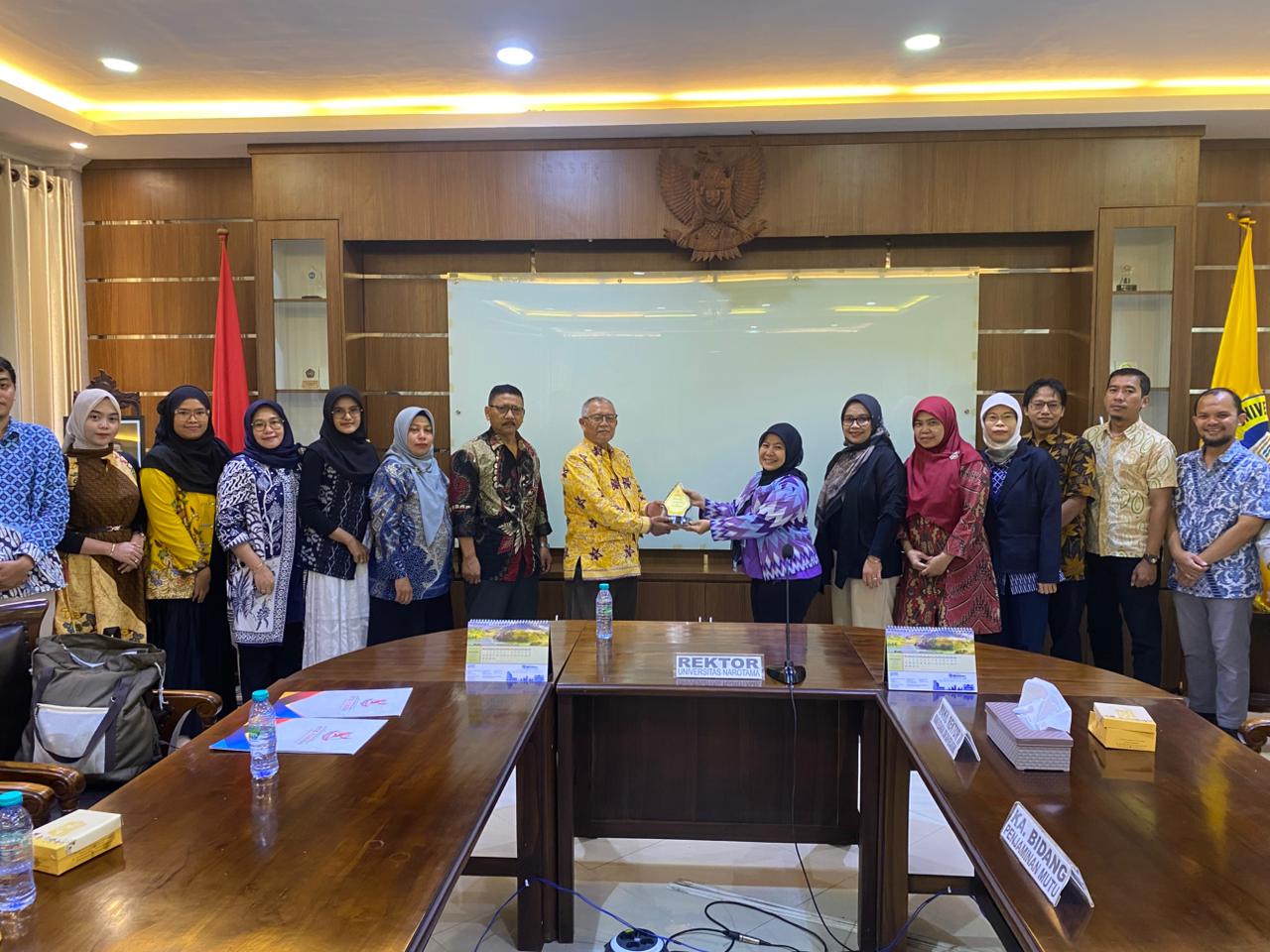 Pemberian Cinderamata kepada Universitas Narotama Pada Kegiatan Studi Banding Penjaminan Mutu